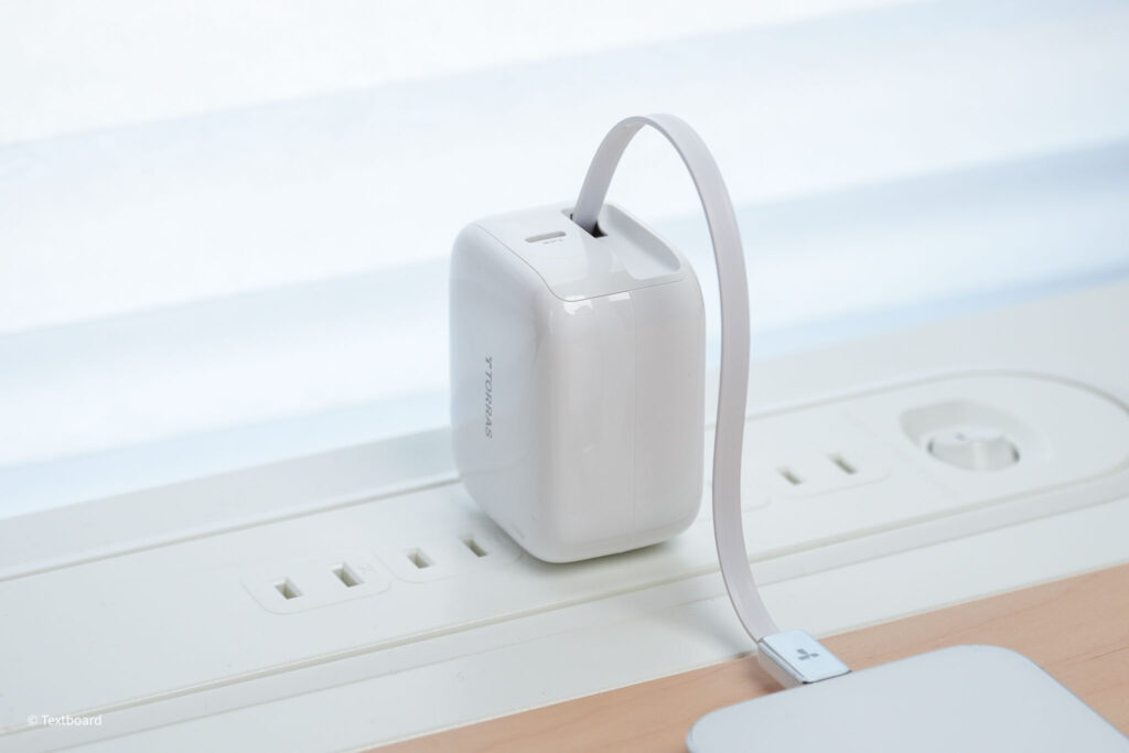 TORRAS FlexLine 40W 巻き取り式USB-Cケーブルをデスク上で使用している様子