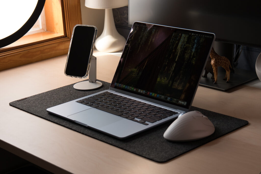 CIOスマホスタンドとMacbookairの画像