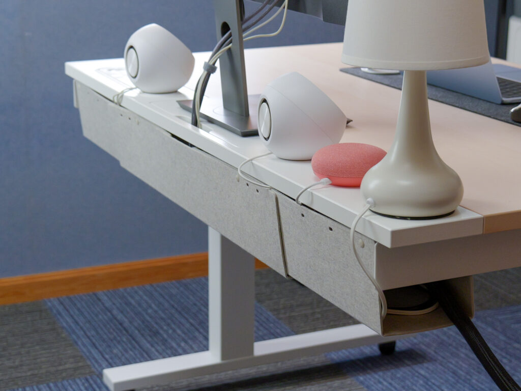 IKEA MITTZON昇降デスクのケーブトレー裏側詳細