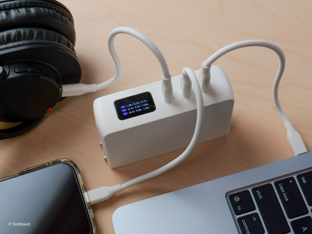 SMARTCOBY Pro PLUG2 67W3Cからモバイルバッテリーモードで3台のデバイスに充電