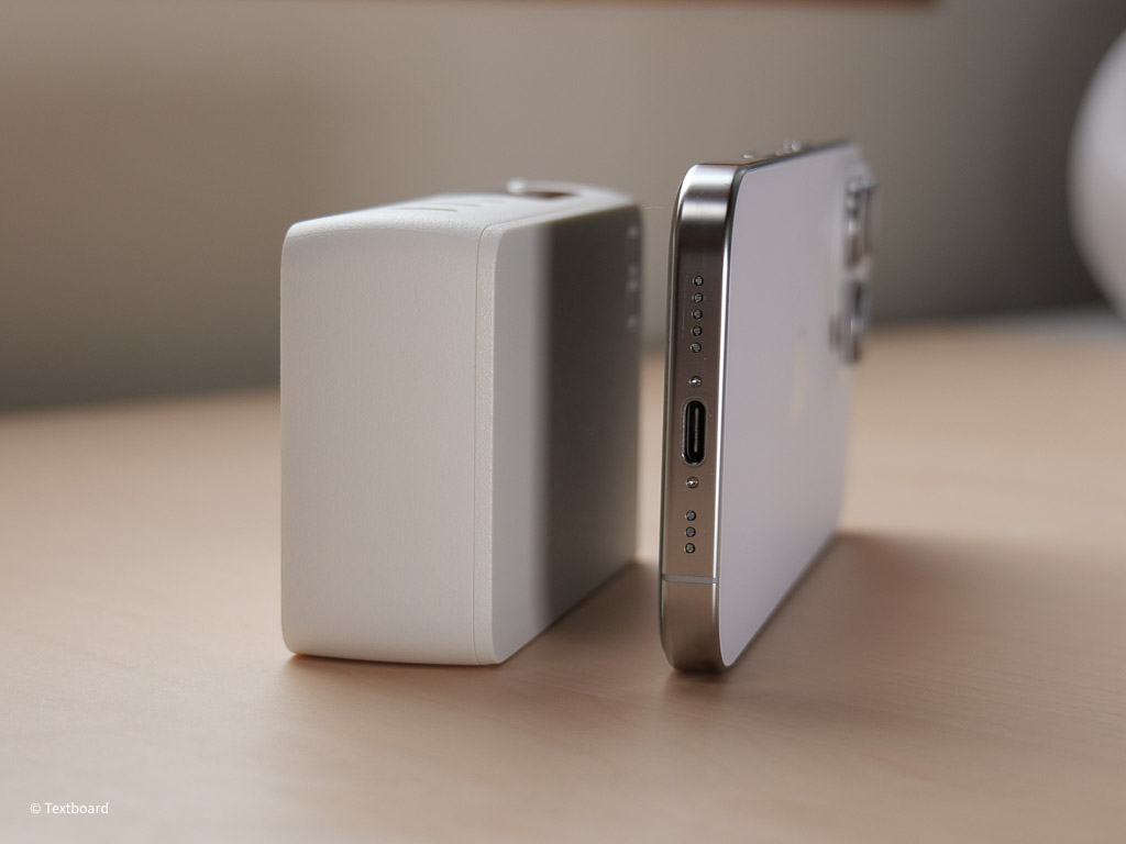 SMARTCOBY Pro PLUG2 67W3CをiPhone16Proと厚みのサイズ比較