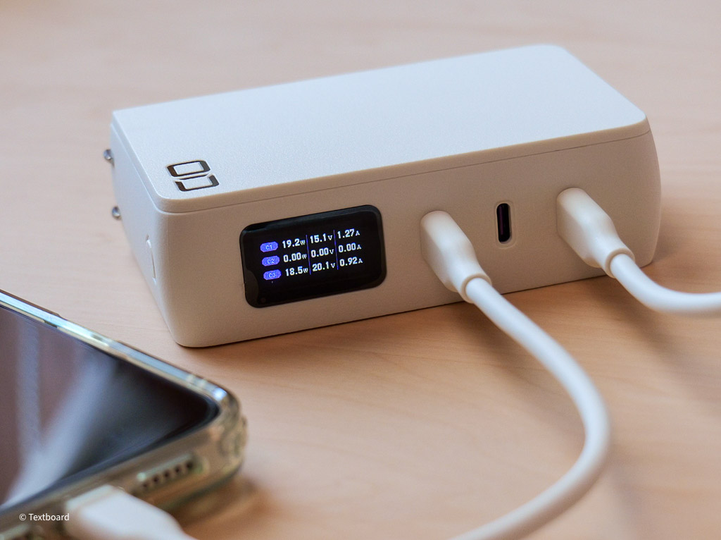 CIO SMARTCOBY Pro PLUG2 67W3C 2台同時充電中、個別ワット数表示