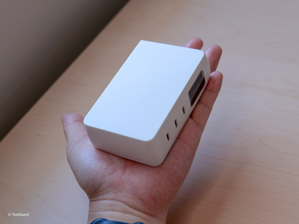 SMARTCOBY Pro PLUG2 67W3C手に持ったサイズ