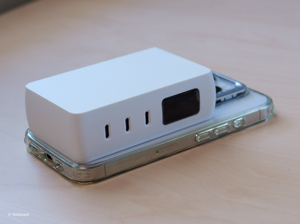 SMARTCOBY Pro PLUG2 67W3CをiPhone16Proとサイズ比較