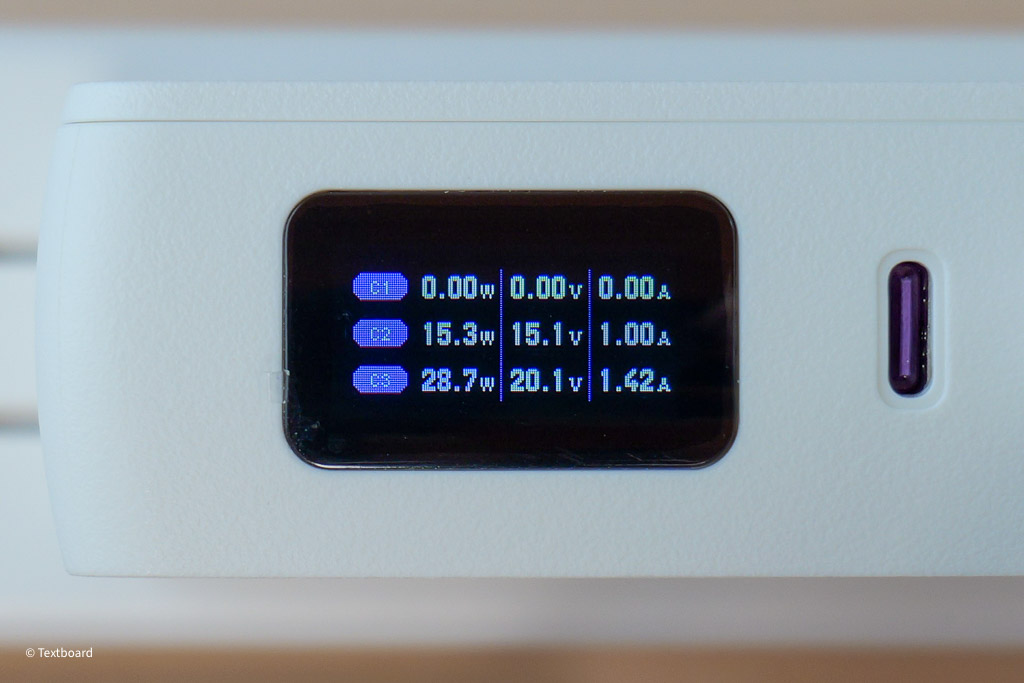 CIO SMARTCOBY Pro PLUG2 67W3C の液晶画面2ページ目 個別にボルトアンペアワット表示