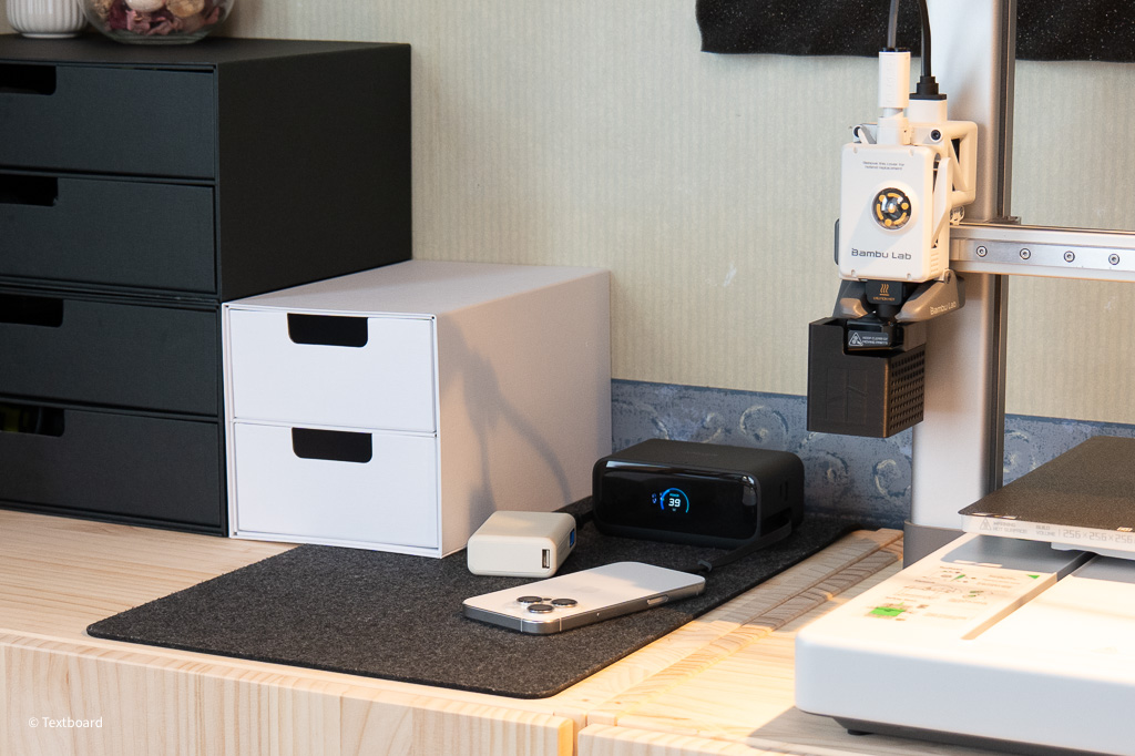 Anker Nano Charging Station 7-in-1 3Dプリンターの横に充電器設置