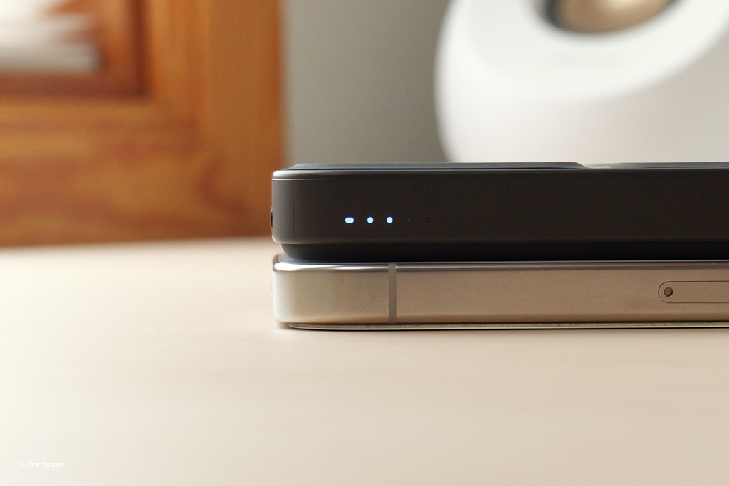 Anker 622 Magnetic Battery (MagGo) アップグレード版とiPhoneの厚みの比較