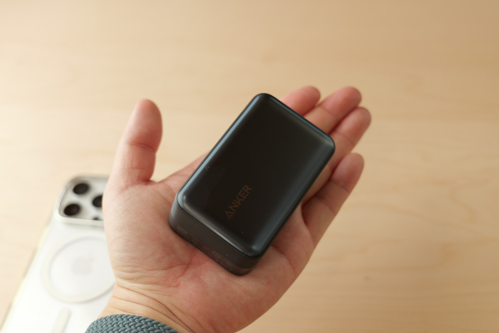 Anker Nano Power Bank  手に持ったサイズ