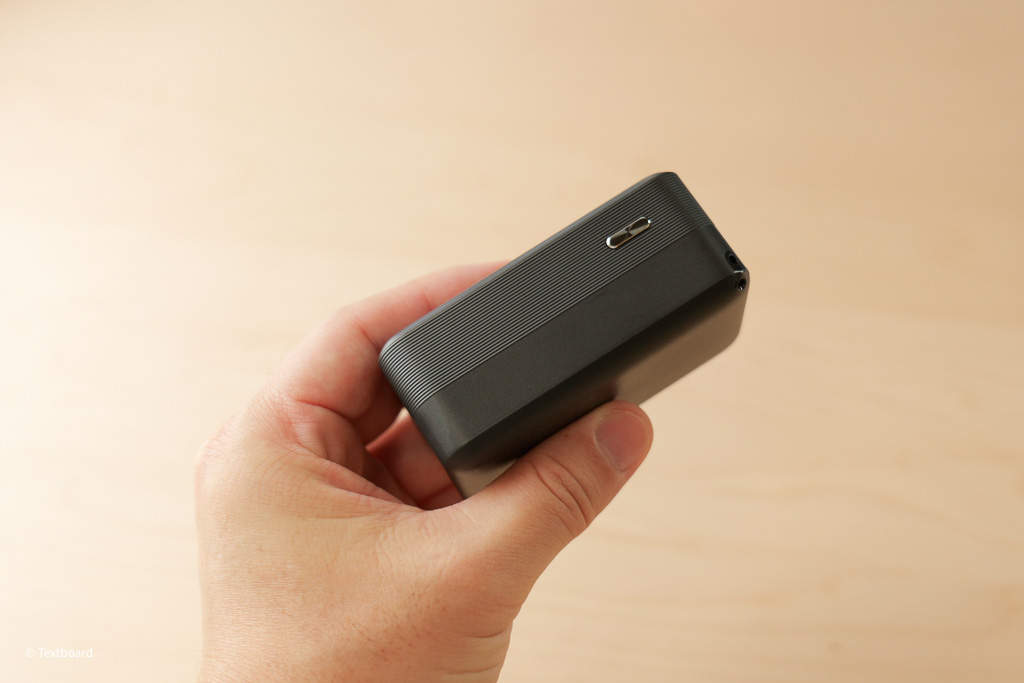 Anker Nano Power Bank  手に持った厚みのサイズ