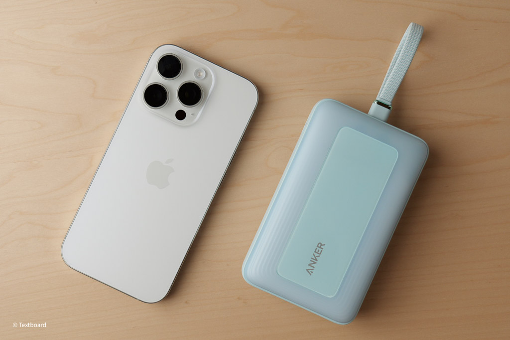 Anker Zolo Power Bank 20000mAhとiPhoneのサイズ比較　
