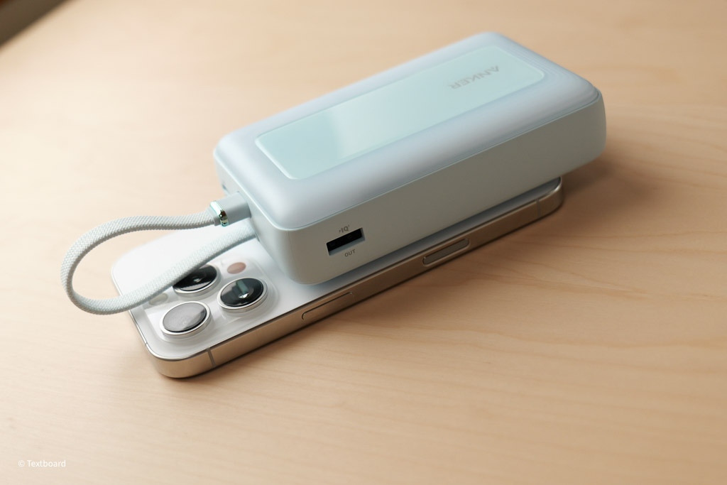 Anker Zolo Power Bank 20000mAhとiPhoneの厚み比較　