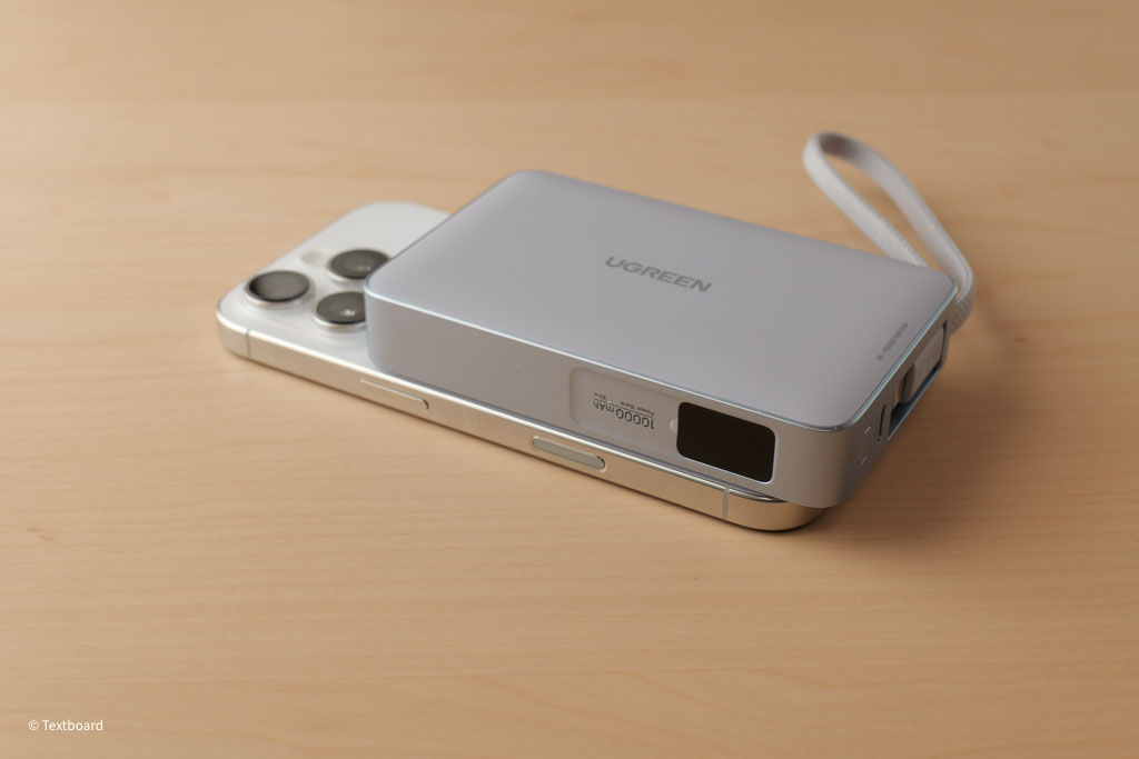 UGREEN MagFlow Qi2 25W 10000mAh iPhone16Proとサイズ比較