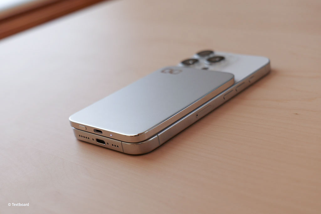 SMARTCOBY ULTRA SLIM 3KとiPhoneのサイズ比較