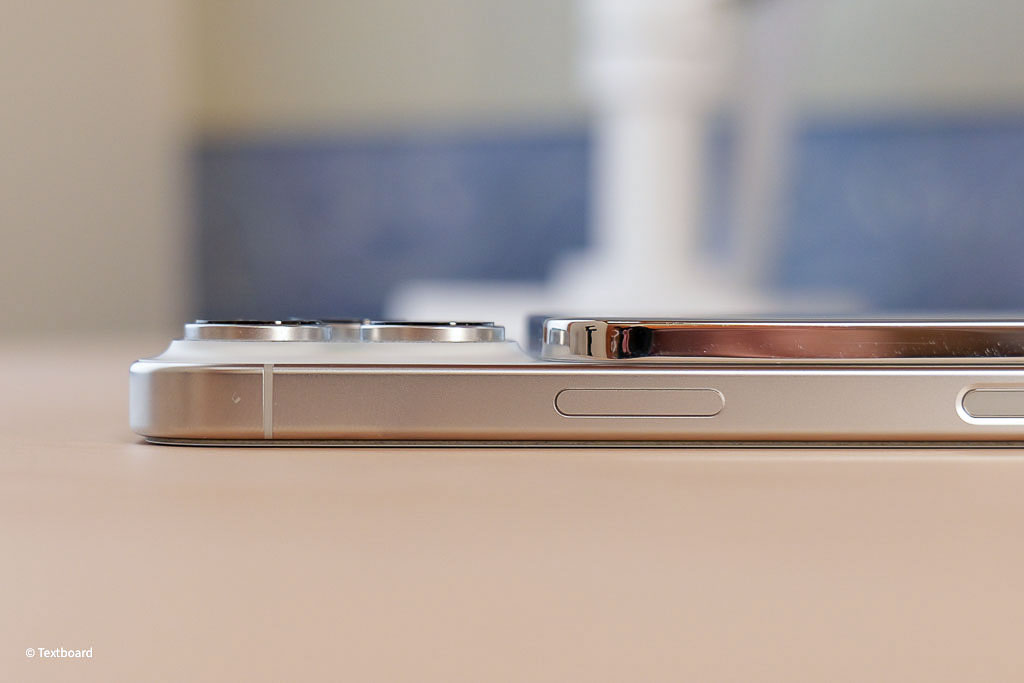 SMARTCOBY ULTRA SLIM 3Kの薄さiPhoneカメラの高さ比較