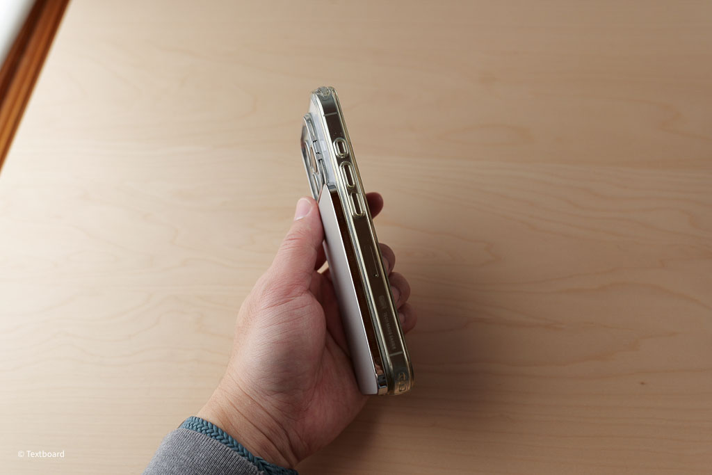 SMARTCOBY ULTRA SLIM 3KとiPhoneを手に持ったサイズ感