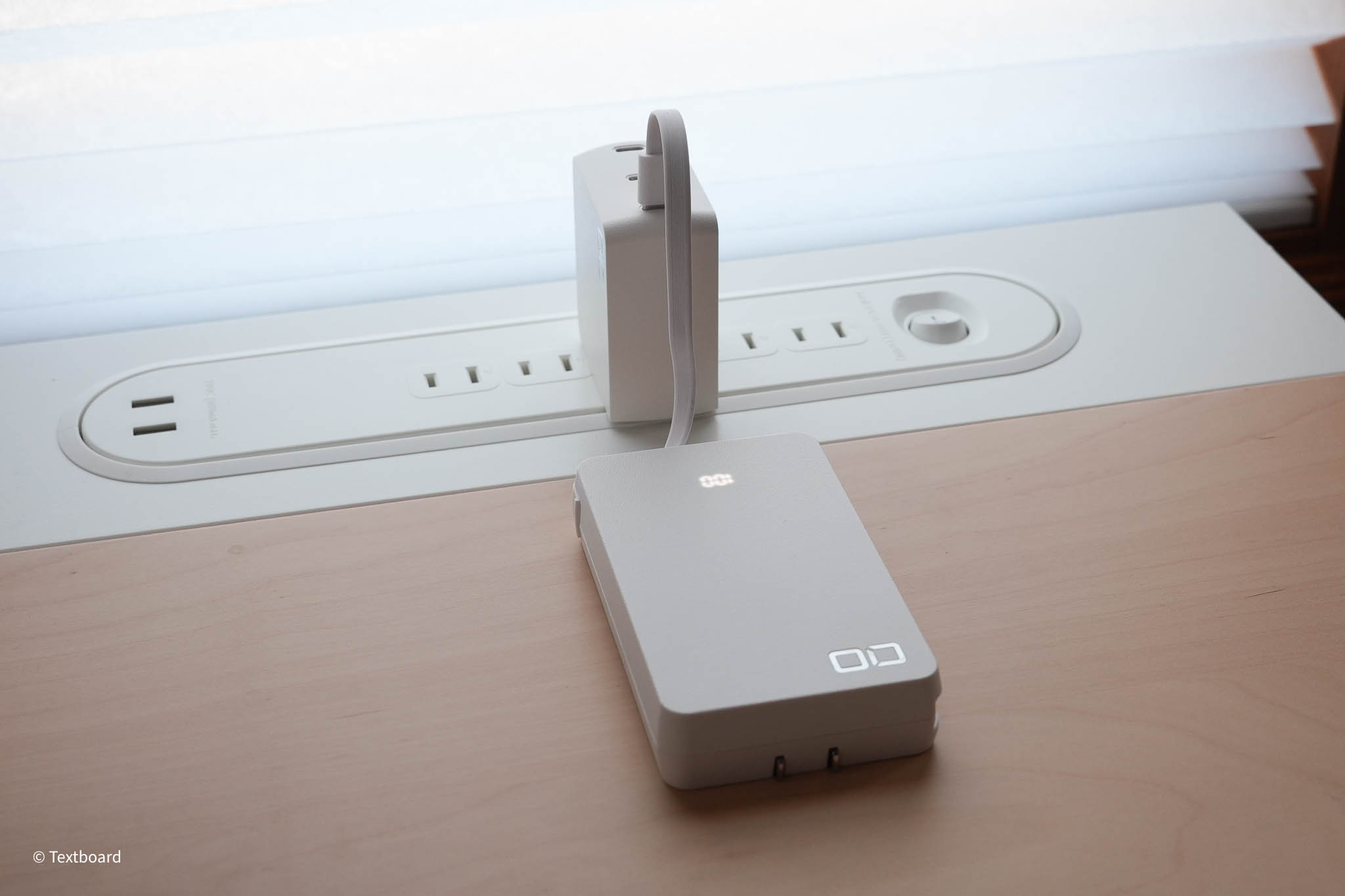 内蔵ケーブルでモバイルバッテリーを充電