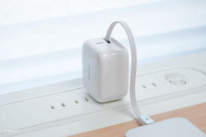 TORRAS FlexLine 40W 巻き取り式USB-Cケーブル充電器をデスクで使用している様子